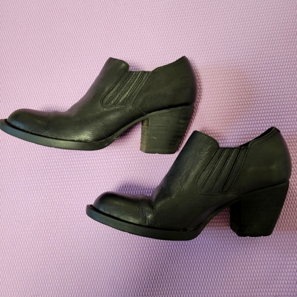 Born black leather boots with heel, size 8